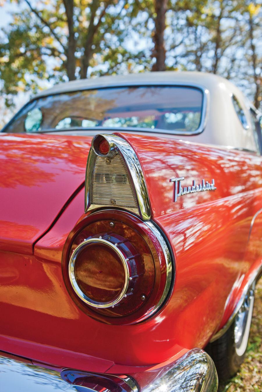 Детали экстерьера Ford Thunderbird Special 312/225 HP 1956 года  (фото 4 из 10)